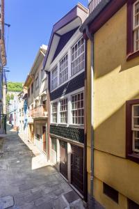 eine Gasse mit zwei Gebäuden und einer Straße in der Unterkunft Casa da Hera - The Ivy House in Porto