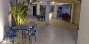 un patio con tavolo, sedie e piante di Hotel Lorimar a La Paz