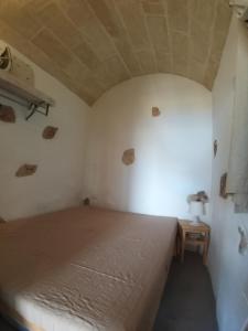 una camera con un grande letto di La Torre di Merlino a Patù