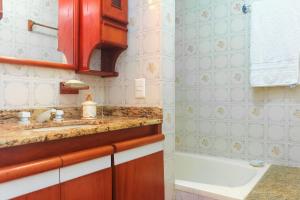 Um banheiro em Ipanema Sunset Apartment