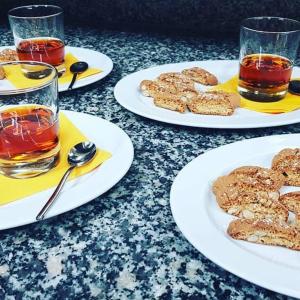 une table avec trois assiettes de nourriture et des verres de thé dans l'établissement Agriturismo Podere Del Lepre, à San Quirico