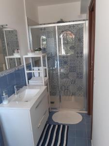 y baño con lavabo blanco y ducha. en Charming Place Taormina, en Taormina
