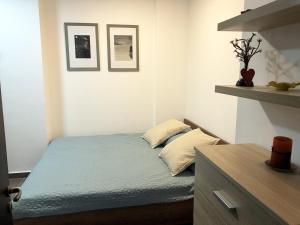 En eller flere senge i et værelse på Sea View Nik Apartment