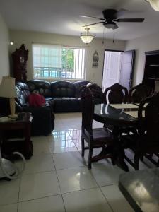 un soggiorno con tavolo e divano di Departamentos Mazatlán a Mazatlán