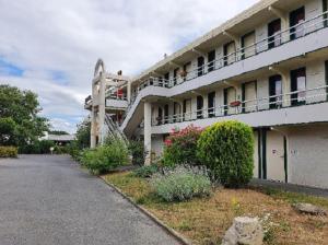 un edificio con una escalera en el lateral en Premiere Classe Coulommiers Mouroux, en Mouroux