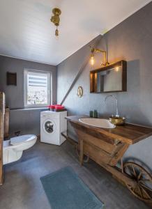 ein Badezimmer mit einem Waschbecken und einer Waschmaschine in der Unterkunft Storchennest Sankt Annen in Annaberg-Buchholz