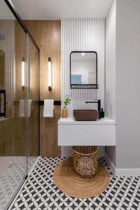 a bathroom with a sink and a mirror at Apartament Przystań Calamo in Olsztyn