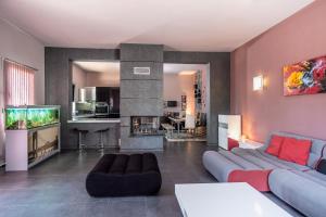 Livadi的住宿－Villa Iris，带沙发和壁炉的客厅
