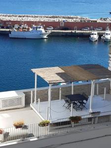 een terras met een picknicktafel en een boot in het water bij Maridea - La Darsena in Ponza