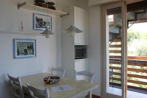 The View في توري ديل بيناكو: مطبخ وغرفة طعام مع طاولة وكراسي