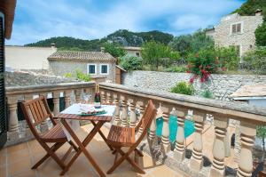 eine Terrasse mit 2 Stühlen und einem Tisch auf dem Balkon in der Unterkunft Petit Caimari - Turismo de interior in Caimari