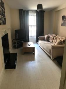 Televisyen dan/atau pusat hiburan di Sandy Pad's Apartments