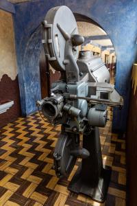 une grande caméra en exposition dans une pièce dans l'établissement Hotel La Sin Ventura, à Antigua Guatemala