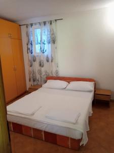 Posteľ alebo postele v izbe v ubytovaní Apartmani CESARICA