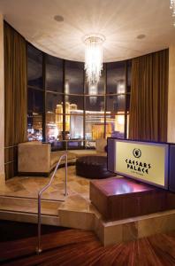 un hall d'un hôtel avec un lustre dans l'établissement Caesars Palace Hotel & Casino, à Las Vegas