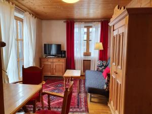 Telewizja i/lub zestaw kina domowego w obiekcie Appartement Pension Bäckenhäusl FERIENWOHNUNGEN Chalets Hütten Komfortzimmer