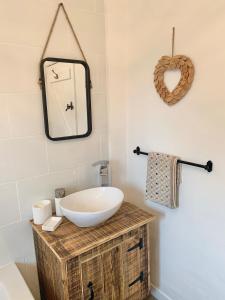 Bathroom sa Gorlan Cottage Tal y Bont Conwy