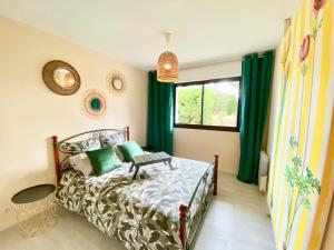 - une chambre avec un lit et des rideaux verts dans l'établissement Les Alizés, proche marché central, à Royan