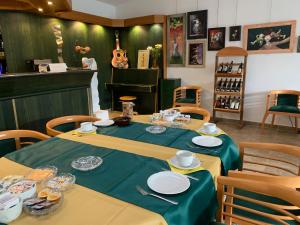 une table avec un tissu de table vert dans l'établissement Antik Hotel Sofia, à Litomyšl