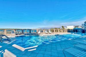 uma grande piscina com cadeiras num resort em Blue Crab & Cool Breeze em Gulf Shores