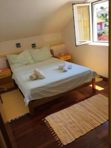 ein Schlafzimmer mit einem Bett mit zwei Handtüchern darauf in der Unterkunft Apartment Gotovina Biograd na Moru in Biograd na Moru
