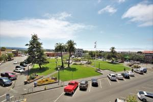 una strada con auto parcheggiate in un parcheggio di Hotel Arcata ad Arcata