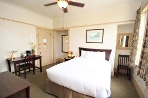 Un pat sau paturi într-o cameră la Hotel Arcata