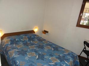Un pat sau paturi într-o cameră la Symp'Hotel