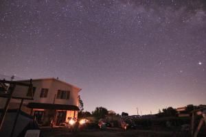 Colle MassariにあるEnjoy Sunsetの夜の星空の下の家