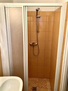 um chuveiro na casa de banho com um WC e um lavatório em Tawerna Michałowscy em Mielno