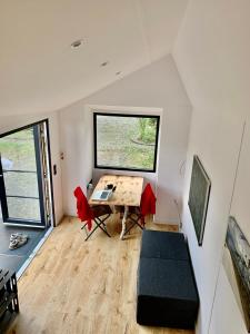een kamer met een tafel en stoelen in een tiny house bij Tiny House Geierlay in Mittelstrimmig