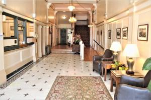 - un couloir avec un salon doté d'un canapé et d'une table dans l'établissement Hotel Arcata, à Arcata