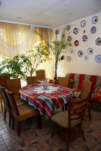 A restaurant or other place to eat at Готель-Маєток