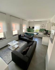 ライネにあるFerienwohnung K1889 Rheine - Elinの黒いソファとテーブルのあるリビングルーム
