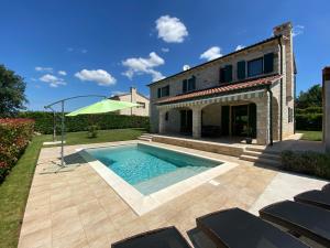 uma piscina no quintal de uma casa em Villa Dracena mit privatem Pool em Visnjan