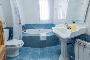 A bathroom at VuT El Pozo la Carrera