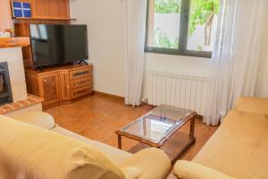 A television and/or entertainment centre at VuT El Pozo la Carrera
