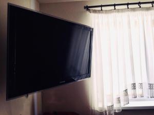 Televízia a/alebo spoločenská miestnosť v ubytovaní Gdańsk Szklana Huta Apartament