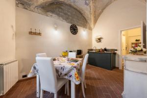 eine Küche und ein Esszimmer mit einem Tisch und Stühlen in der Unterkunft SM 32 Galilei in Pisa