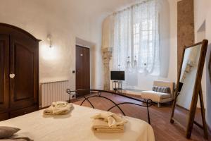 ein Schlafzimmer mit einem Bett mit zwei Handtüchern darauf in der Unterkunft SM 32 Galilei in Pisa