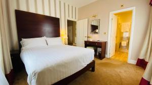 A bed or beds in a room at iSleep at The Lowther 