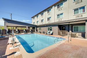 Bazén v ubytování Orangewood Inn and Suites Midtown nebo v jeho okolí