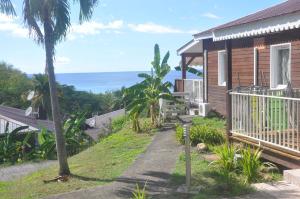 ブイヤントにあるLES BUNGALOWS D'ARLYのバルコニーにつながる通路のある家