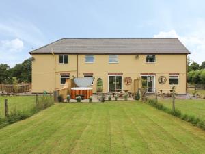 Una casa con un gran patio al frente. en Owl Cottage, en Llandrindod Wells