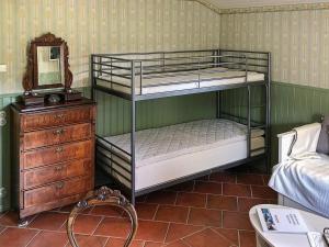 Tempat tidur susun dalam kamar di 4 person holiday home in Ucklum