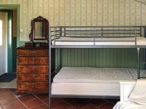 2 beliches num quarto com um espelho e uma cómoda em 4 person holiday home in Ucklum em Ucklum