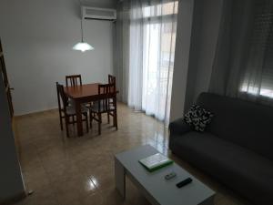 een woonkamer met een bank en een tafel bij RMM27 - Piso en zona tranquila de Tortosa in Tortosa