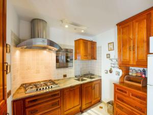 een keuken met houten kasten en een fornuis met oven bij Belvilla by OYO Arienzo in Positano