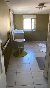 A bathroom at Les Appartements du Clos Saint Raphaël