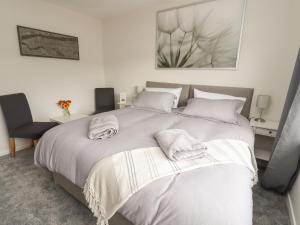 Un pat sau paturi într-o cameră la Greystones